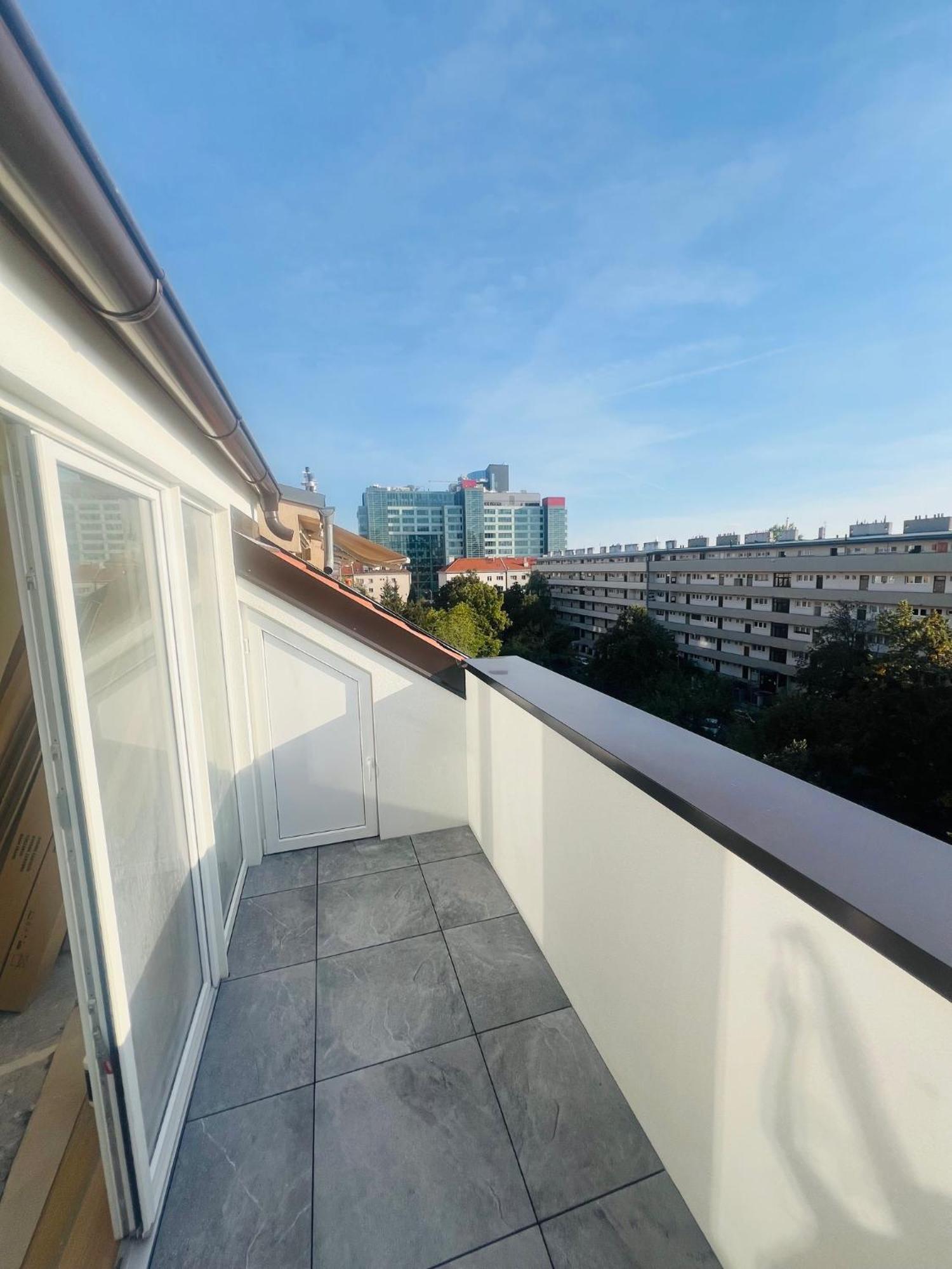 New Sunny Rooftop With A Terrace 10 Minutes From City Centre Appartamento *