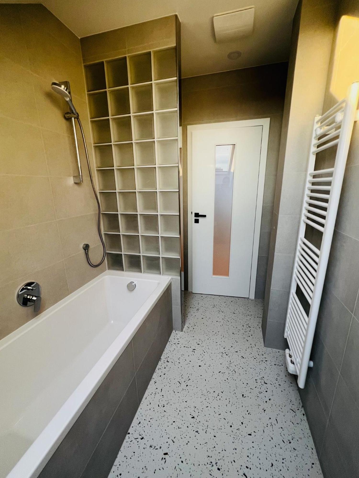 Appartamento New Sunny Rooftop With A Terrace 10 Minutes From City Centre Praga